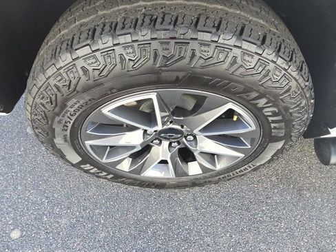 Used 2024 Chevrolet Suburban Z71 w/ Luxury Package image 31