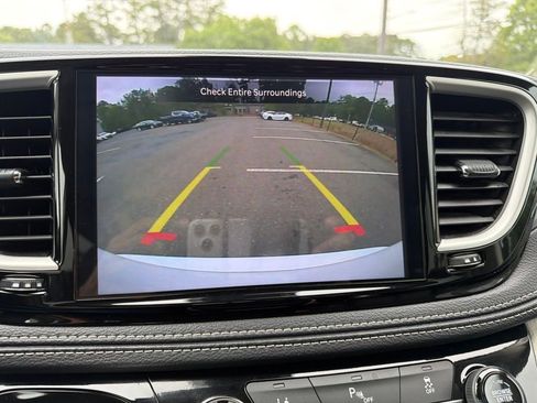 Used 2024 Chrysler Pacifica Limited FWD image 11