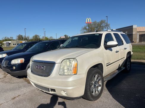 Used 2011 GMC Yukon Denali image 2