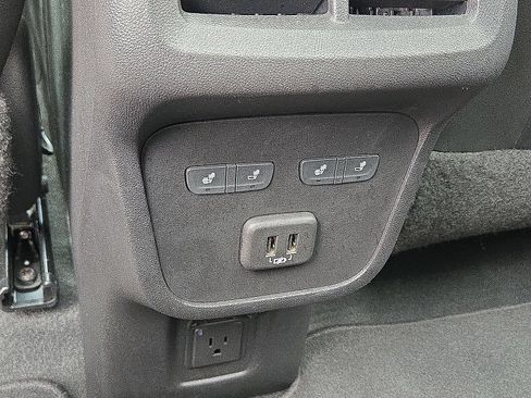 Used 2022 Chevrolet Equinox Premier AWD/4WD image 17