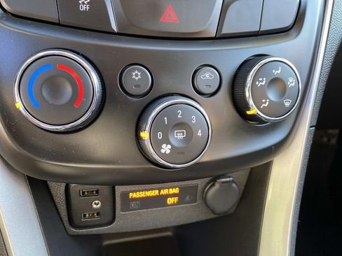 Used 2022 Chevrolet Trax LT w/ LT Convenience Package image 8