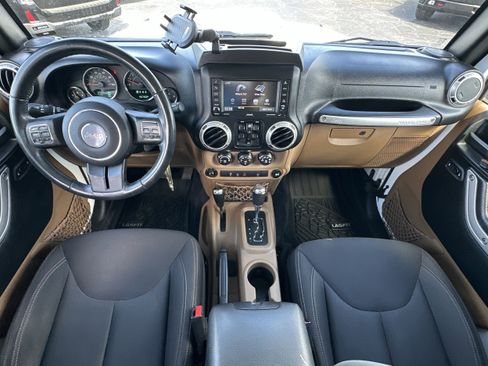 Used 2018 Jeep Wrangler Unlimited Rubicon w/ Connectivity Group image 11