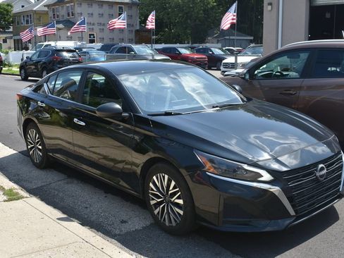 Used 2025 Nissan Altima 2.5 SV FWD image 4