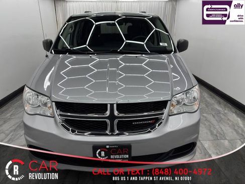 Used 2019 Dodge Grand Caravan SE w/ UConnect Hands-Free Group FWD image 2