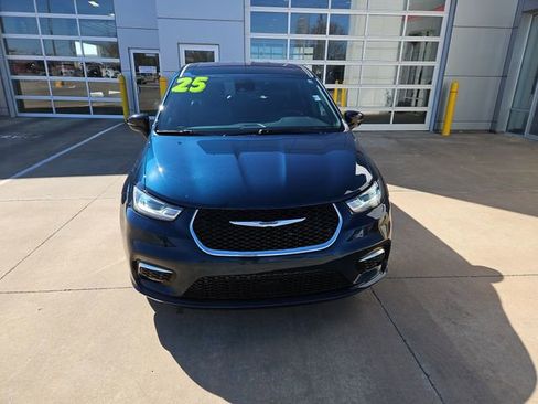 Used 2025 Chrysler Pacifica Select image 8