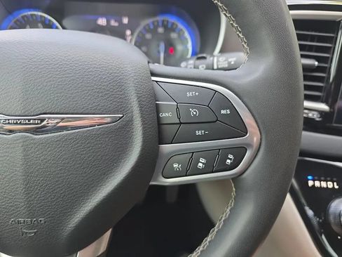 Used 2023 Chrysler Pacifica Touring-L FWD image 18