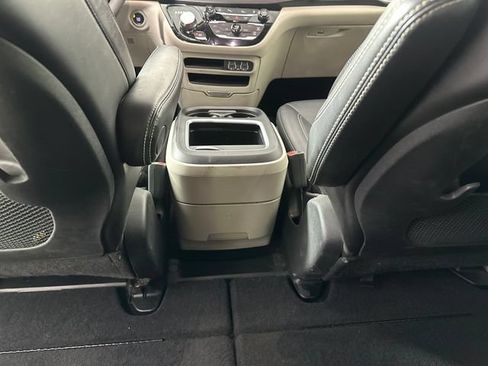 Certified 2024 Chrysler Pacifica Touring-L FWD image 16