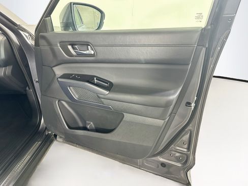 Used 2025 Nissan Pathfinder SL FWD image 34