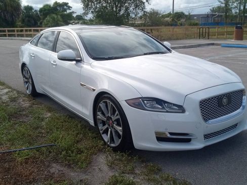 Used 2017 Jaguar XJ L Portfolio RWD image 4