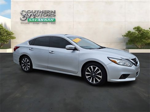 Used 2017 Nissan Altima 2.5 SL w/ Moonroof Package image 7