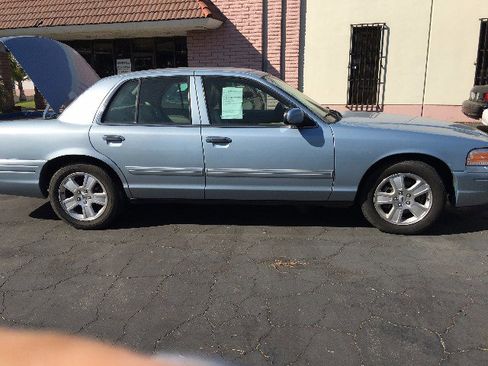 Used 2011 Ford Crown Victoria LX w/ Comfort Appearance Pkg image 3