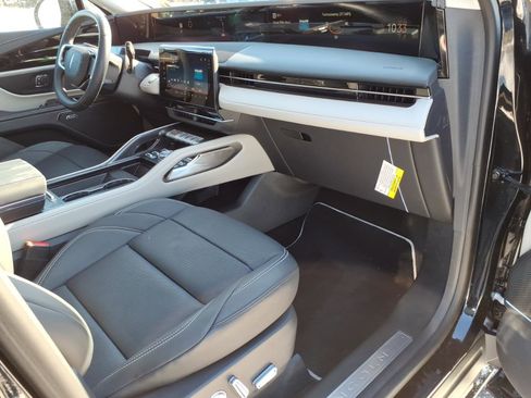 Used 2025 Lincoln Nautilus Premier w/ Equipment Group 102A image 10