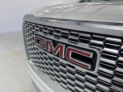 Used 2021 GMC Yukon XL Denali w/ Denali Premium Package image 29