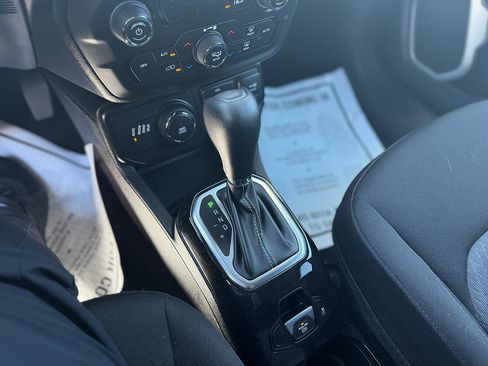 Used 2021 Jeep Renegade Latitude AWD/4WD image 16