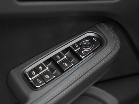 Used 2026 Porsche Macan AWD/4WD image 15