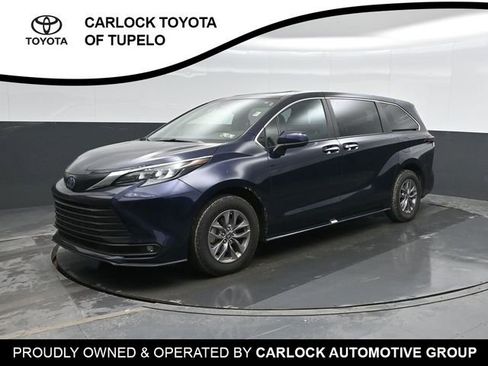 Used 2025 Toyota Sienna XLE image 7