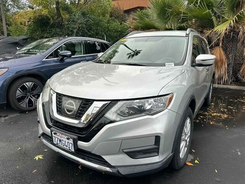 Used 2017 Nissan Rogue SV image 2