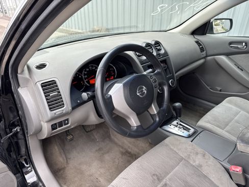 Used 2011 Nissan Altima 2.5 FWD image 2