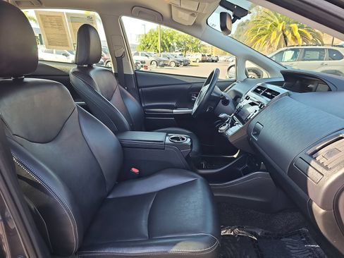 Used 2017 Toyota Prius V Four w/ Carpet Mat Package FWD image 10