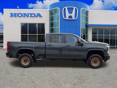 Used 2025 Chevrolet Silverado 2500 ZR2 image 2