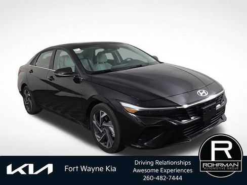 Used 2025 Hyundai Elantra Limited FWD image 4