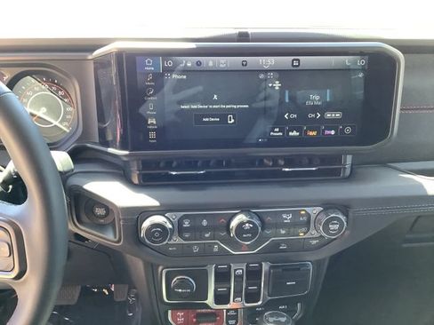 Used 2025 Jeep Wrangler Unlimited Rubicon w/ Convenience Group AWD/4WD image 17