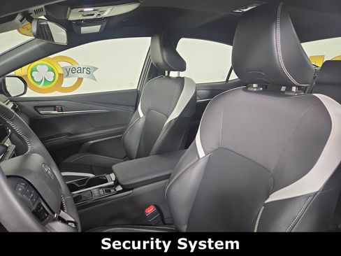 Used 2025 Toyota Camry SE image 12