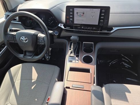 Used 2024 Toyota Sienna LE FWD image 28