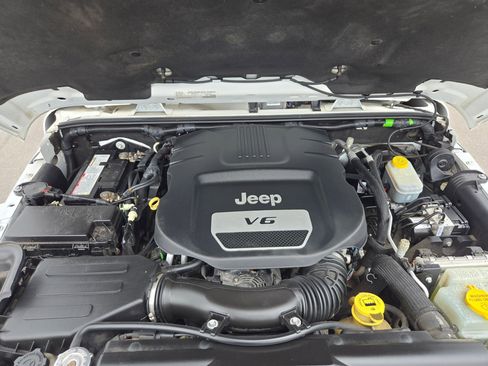 Used 2018 Jeep Wrangler Unlimited Sahara AWD/4WD image 29