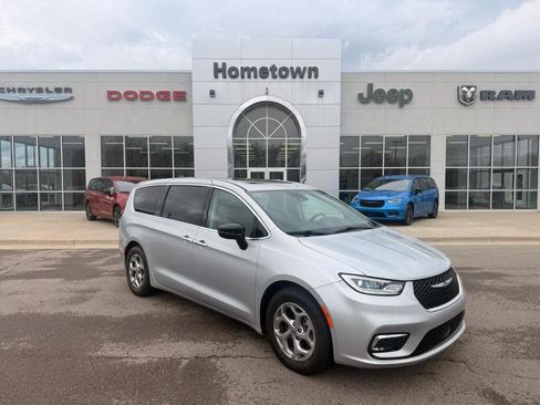 Used 2024 Chrysler Pacifica Limited image 1