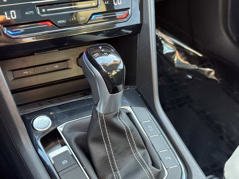 Certified 2025 Volkswagen Taos SE w/ Panoramic Sunroof Package image 24