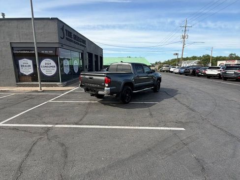 Used 2018 Toyota Tacoma SR5 RWD image 17