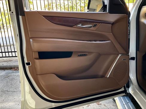 Used 2017 Cadillac Escalade Platinum image 21