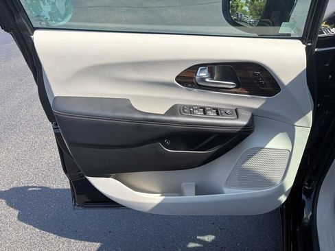 Used 2023 Chrysler Pacifica Limited FWD image 19
