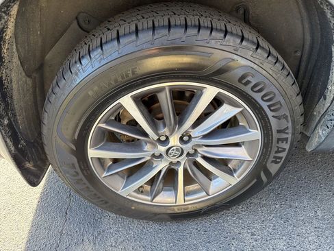 Used 2019 Toyota Highlander XLE image 21