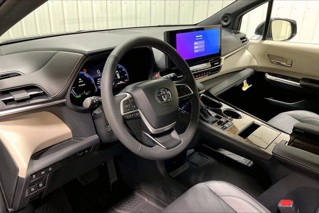 Used 2026 Toyota Sienna Limited AWD/4WD image 15