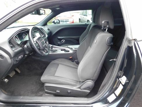 Used 2015 Dodge Challenger SXT image 6