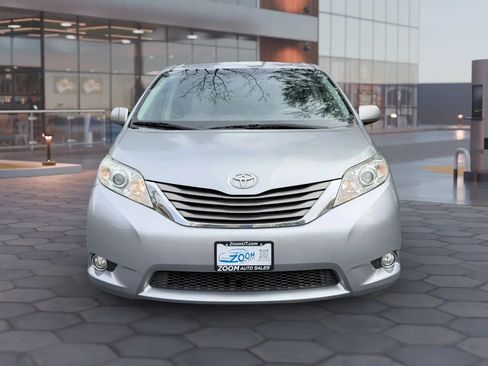 Used 2013 Toyota Sienna XLE image 2