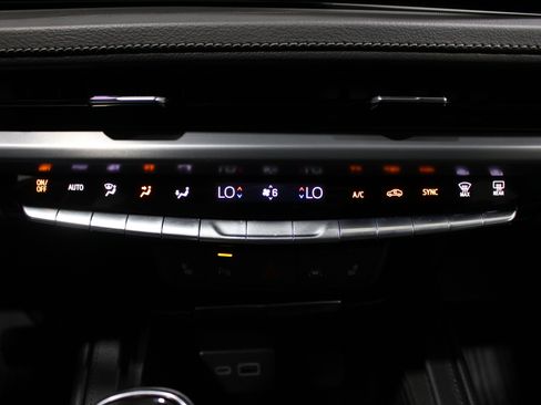 Certified 2024 Cadillac XT4 Luxury w/ Cold Weather Package FWD image 19