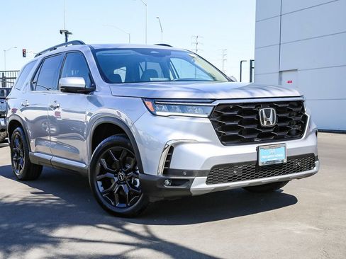 Certified 2025 Honda Pilot Touring image 1