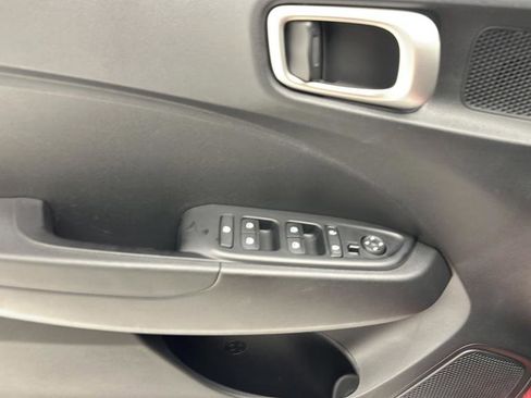 Used 2025 Hyundai Venue SEL FWD image 13
