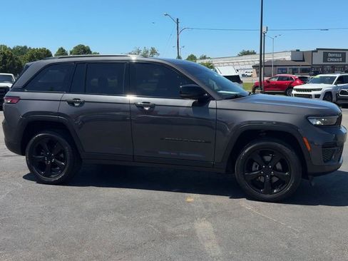 Used 2023 Jeep Grand Cherokee Altitude AWD/4WD image 8