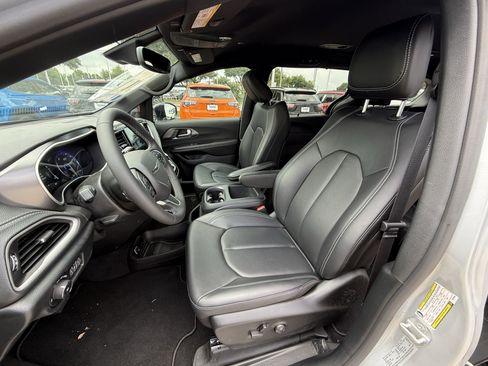New 2026 Chrysler Pacifica Select FWD image 17