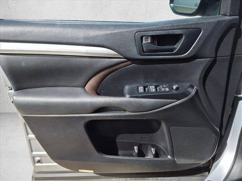 Used 2014 Toyota Highlander LE FWD image 13