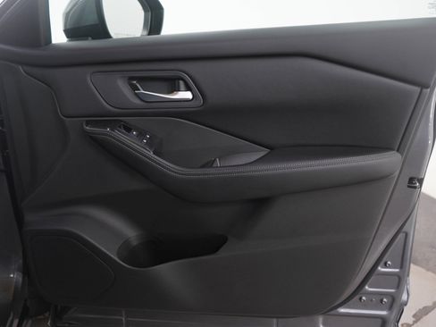 Used 2025 Nissan Rogue SV image 12