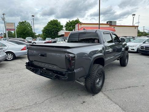 Used 2017 Toyota Tacoma TRD Sport AWD/4WD image 5