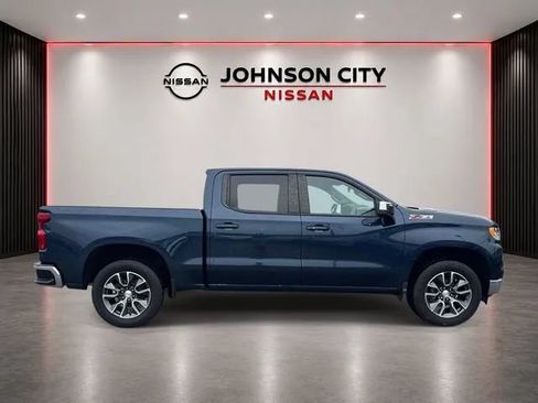 Used 2022 Chevrolet Silverado 1500 LT AWD/4WD image 3