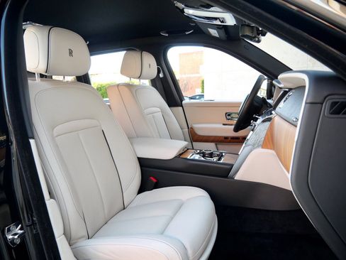 Used 2023 Rolls-Royce Cullinan w/ Cullinan Package image 29