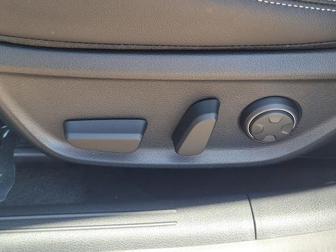 Used 2025 Genesis G70 2.5T image 13