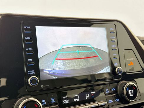 Used 2022 Toyota Highlander LE FWD image 21
